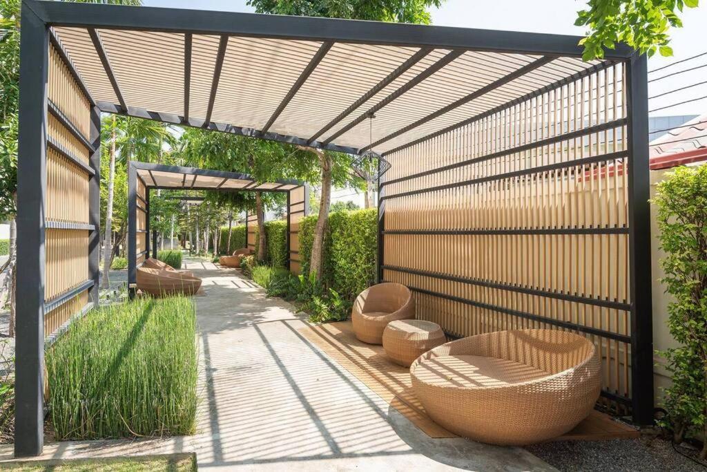 1 Bed 1 Bath - Serviced Near Center With Rooftop Pool And Gym