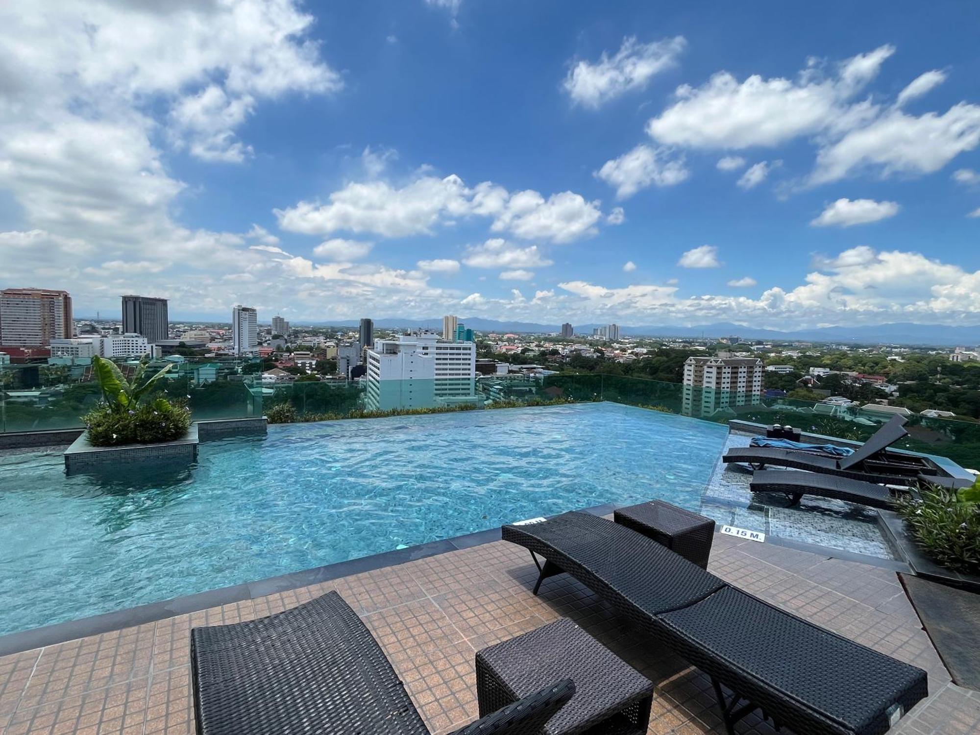 1 Bed 1 Bath - Serviced Near Center With Rooftop Pool And Gym *